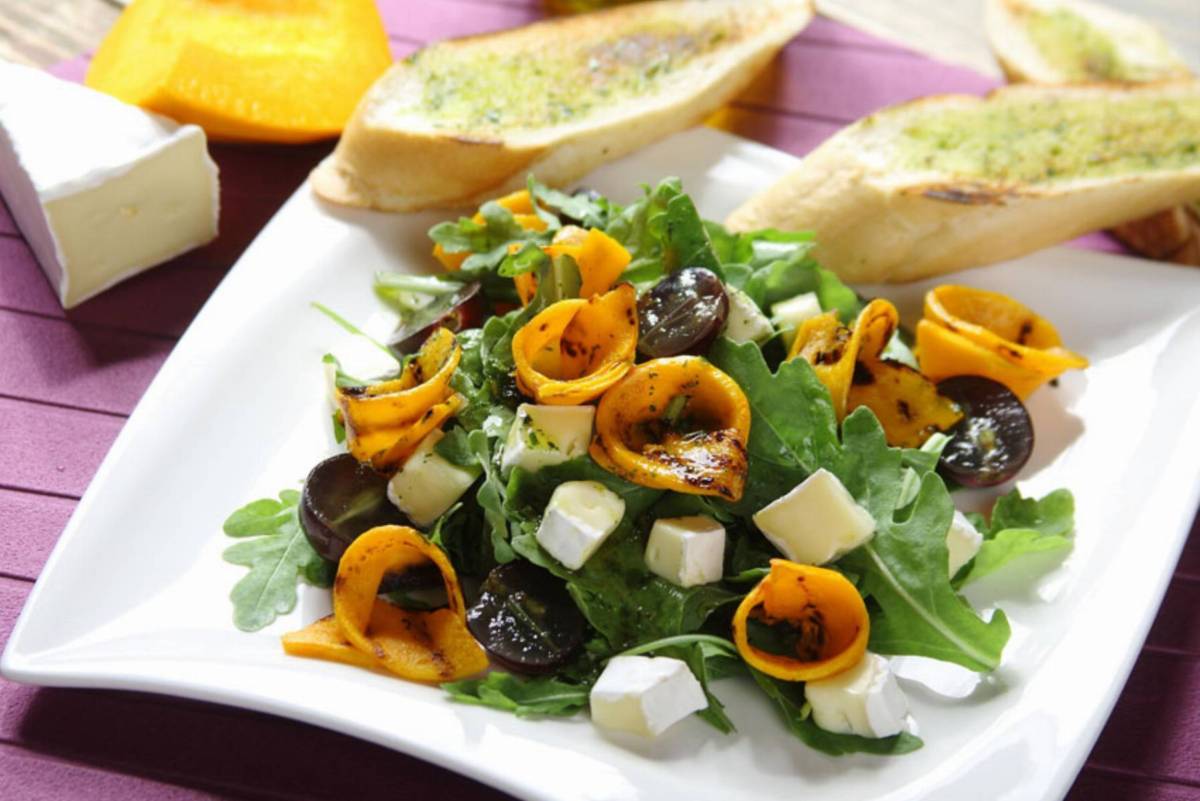 Sałatka z grillowaną dynią, winogronami i serem brie