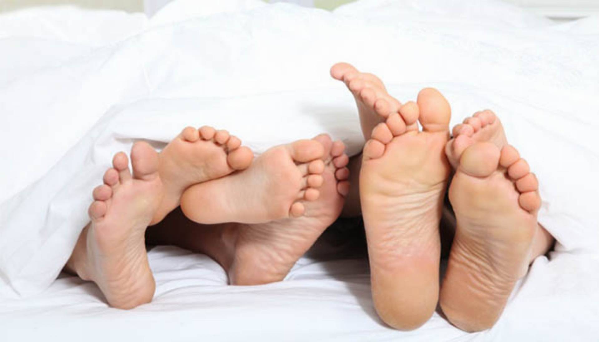 Family feet. Фото ног семьи из 4 человек. Feet Family Bed. Family feet on Bed. Family close up.