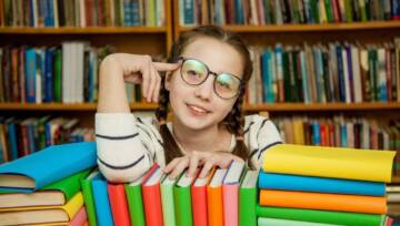 uczennica w okularach