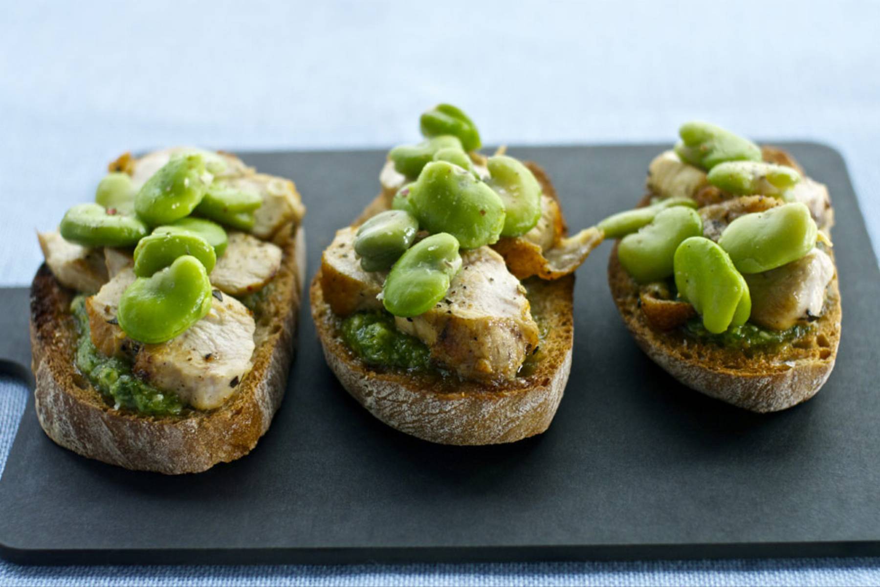 bruschetta-kurczak-bób-pesto