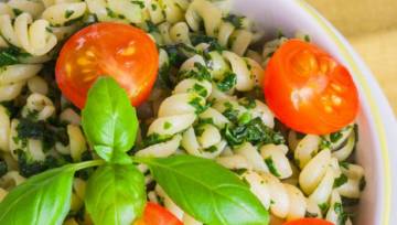 Dla wegetarian: Makaron ze szpinakiem, jarmużem i pomidorkami koktajlowymi