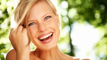 kobieta z atrakcyjnym uśmiechem