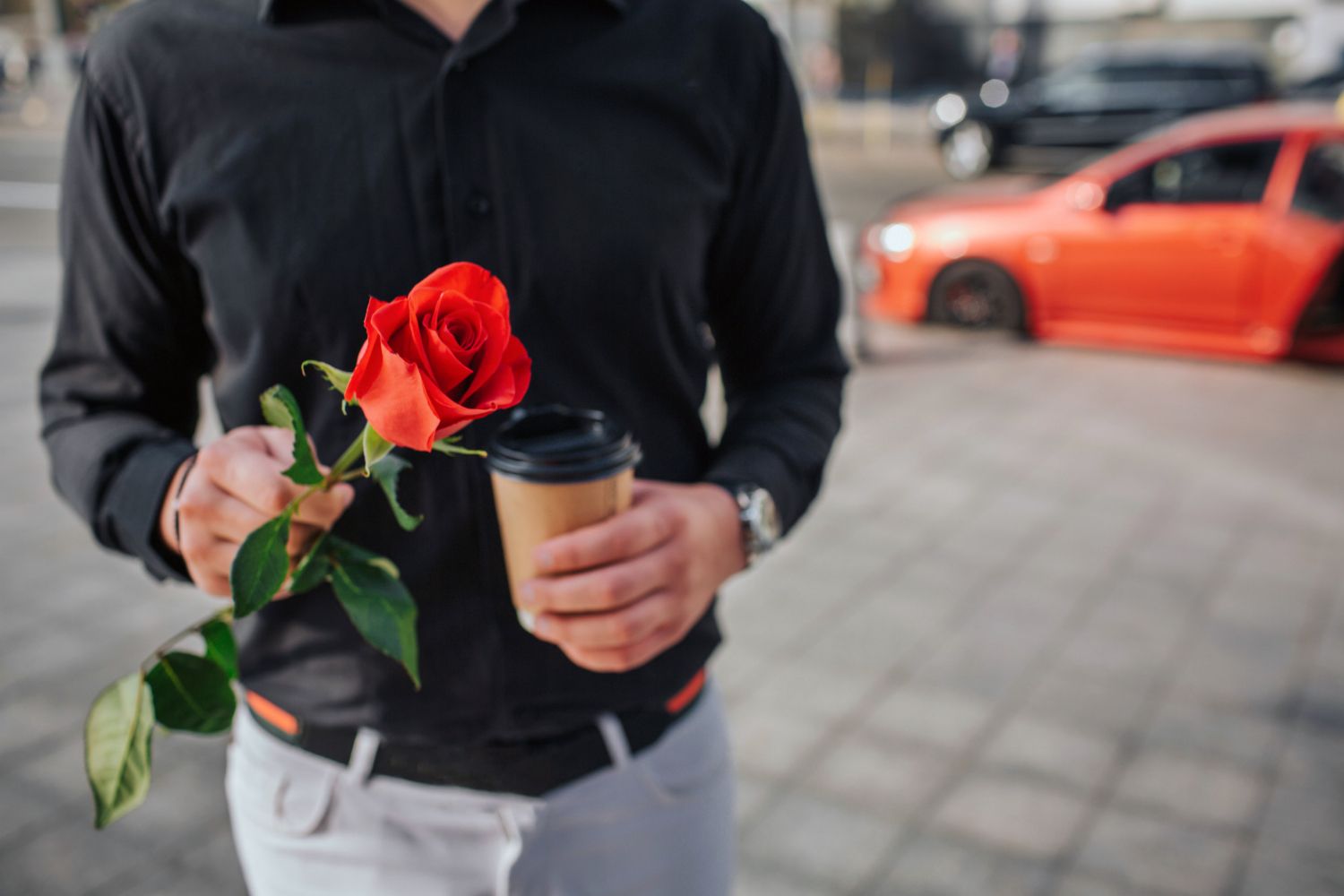 mężczyzna trzymający różę