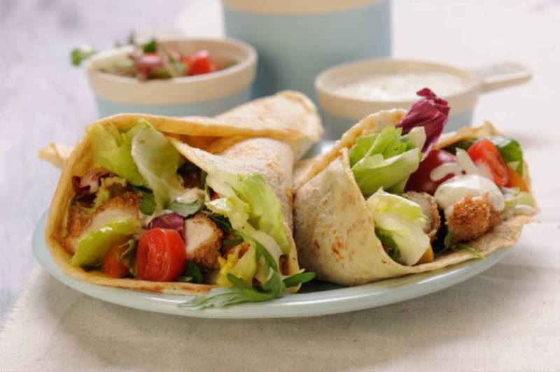 Otrębowe naleśniki z kurczakiem i sosem czosnkowym