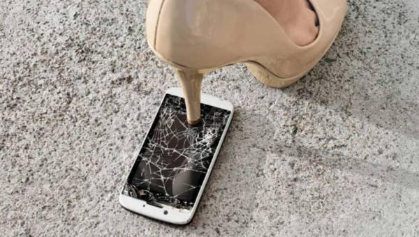 Pęknięta szybka w smartfonie? Kreatywny sposób na „poradzenie” sobie z tą niedogodnością