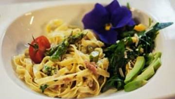 Tagliatelle ze szparagami, szynką parmeńską i bratkami