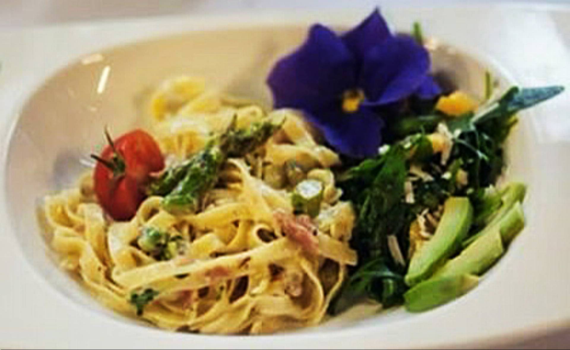 Tagliatelle-ze-szparagami,-szynką-parmeńską