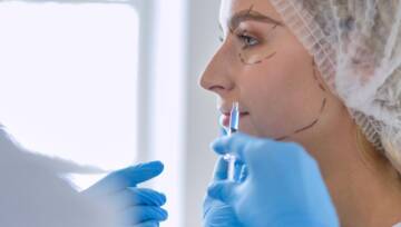 wstrzykuje się kwas hialuronowy