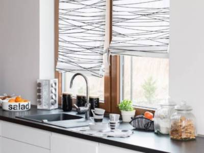 5. Dekoria.pl, roleta rzymska Capri, koszyk na pieczywo – tkanina z kolekcji Comics, filiżanki Stripes Salt&Pepper