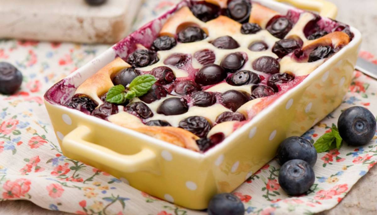 Czereśnie-lub-jagody-zapiekane-pod-twarogowym-ciastem-a-la-clafoutis