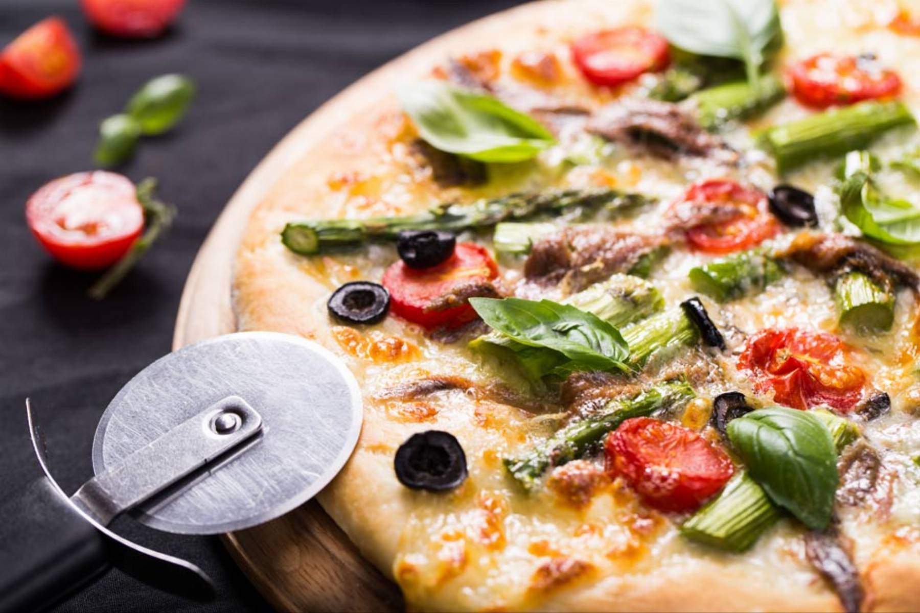 biala_pizza_ze_szparagami_i_anchois