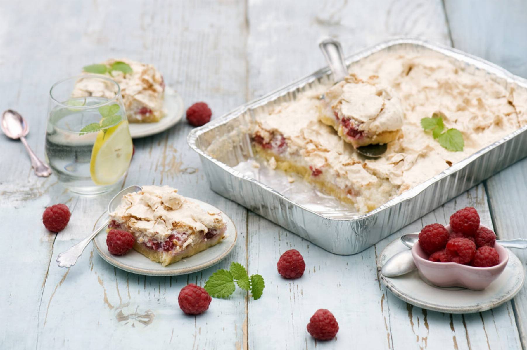 Ciasto z malinami i bezą o smaku kokosa