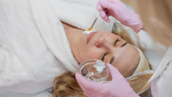 odmładzanie peelingiem w gabinecie