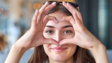 Piękna kobieta w okularach