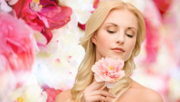 urocza kobieta z kwiatem piwonii