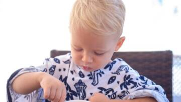 mały chłopiec je jogurt