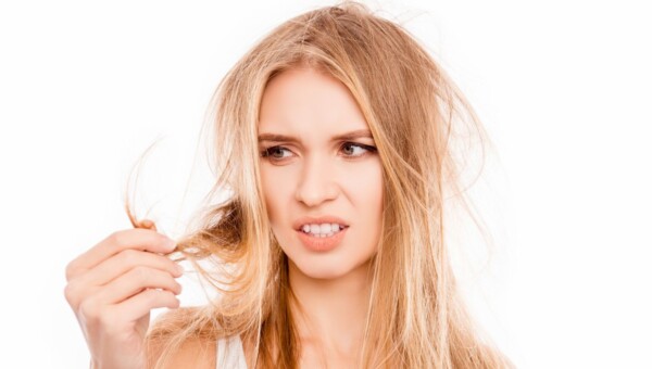 młoda kobieta ze zniszczonymi włosami