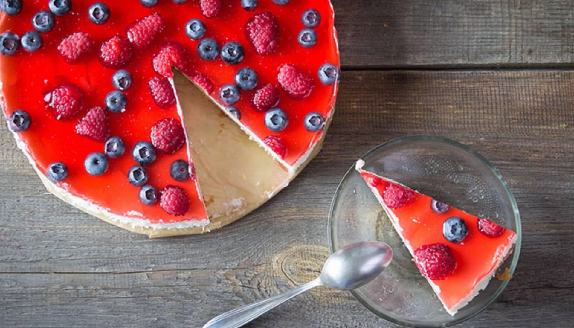 Cheesecake with the fresh raspberries and blueberries