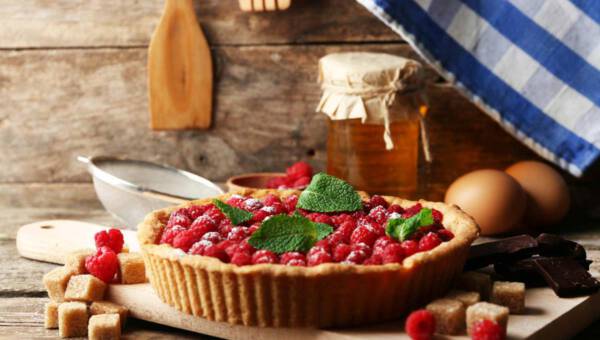 Tarta malinowa z z kremem na bazie herbaty Earl Grey