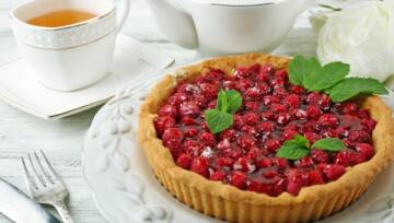 Tarta malinowa z z kremem na bazie herbaty Earl Grey