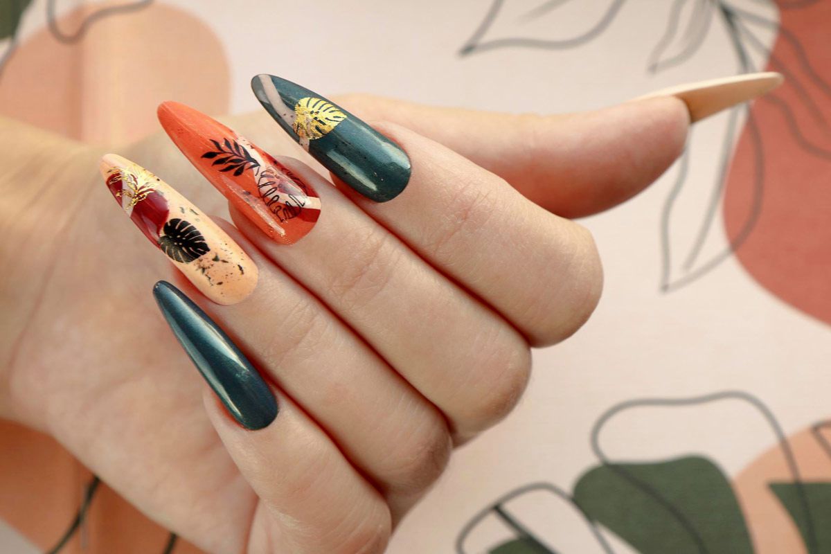 Letnie paznokcie stiletto w tropikalne wzory – kolorowy manicure na lato
