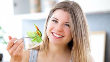 kobieta z pięknym uśmiechem