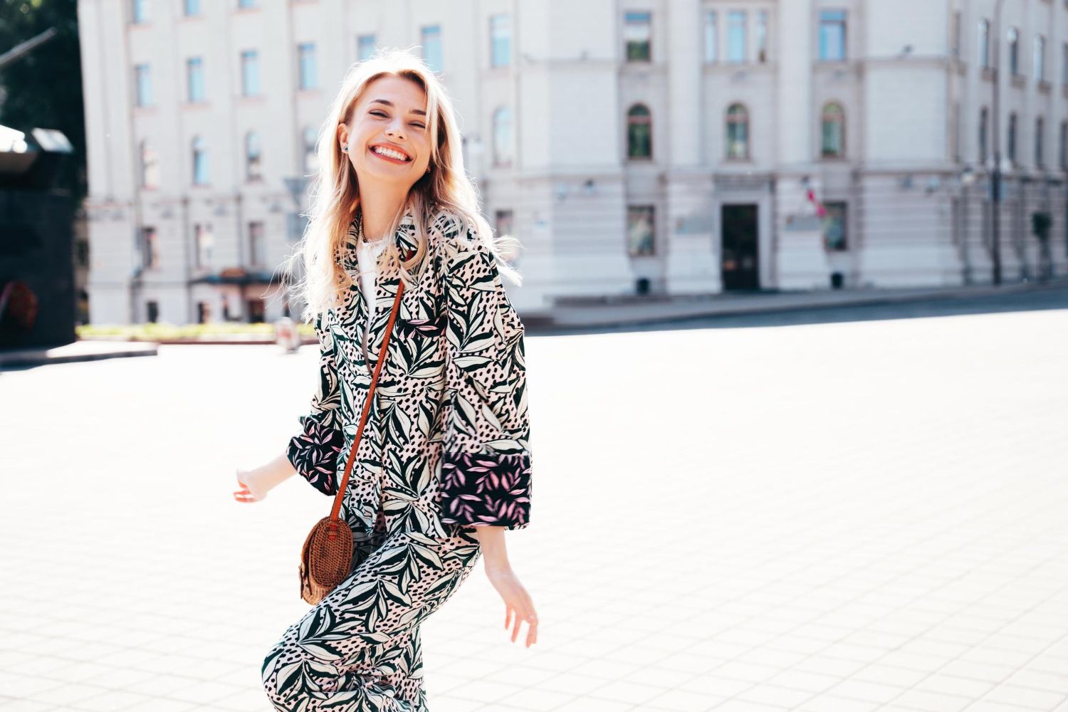 uśmiechnięta, blond hipsterka