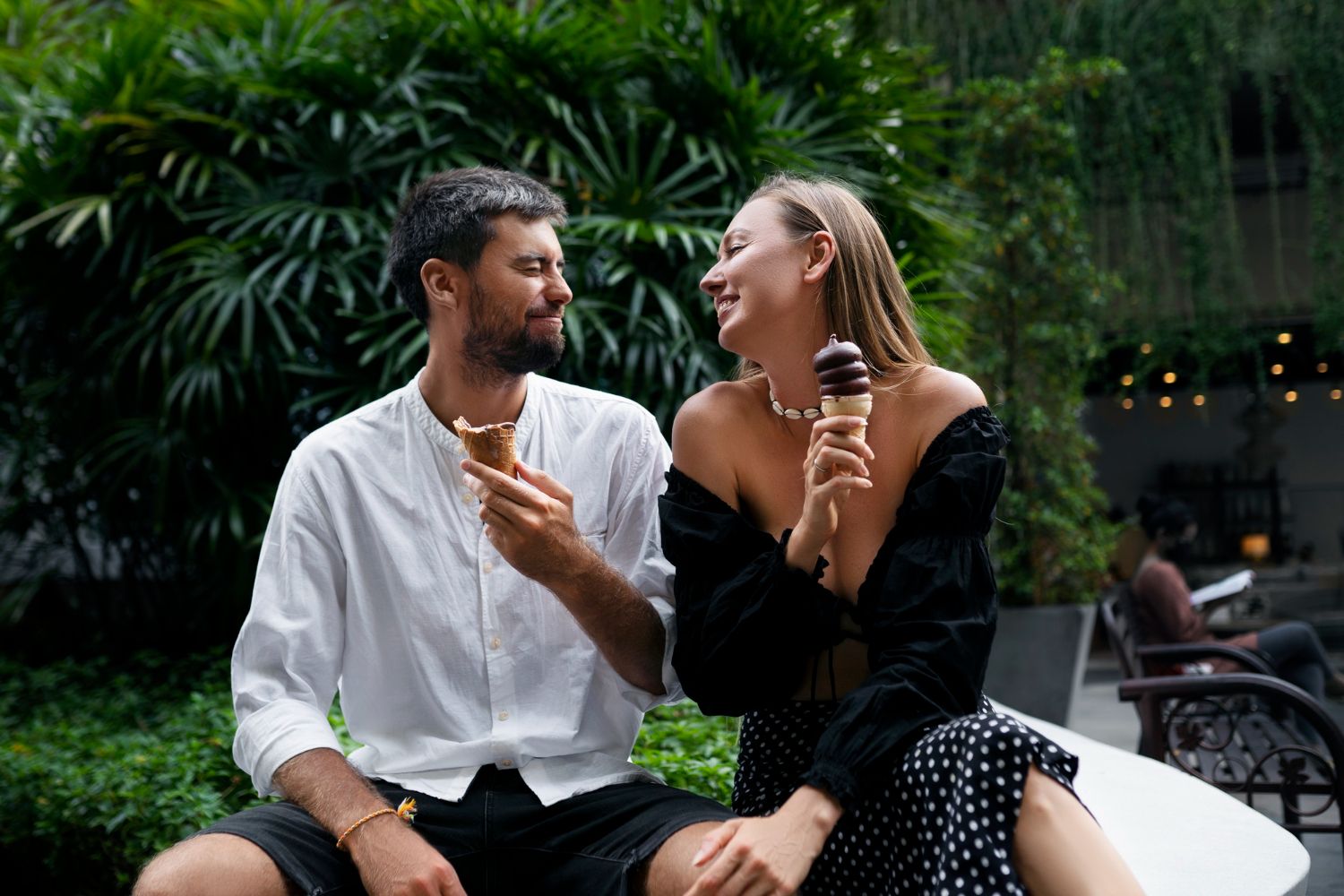 zakochana para jedząca lody