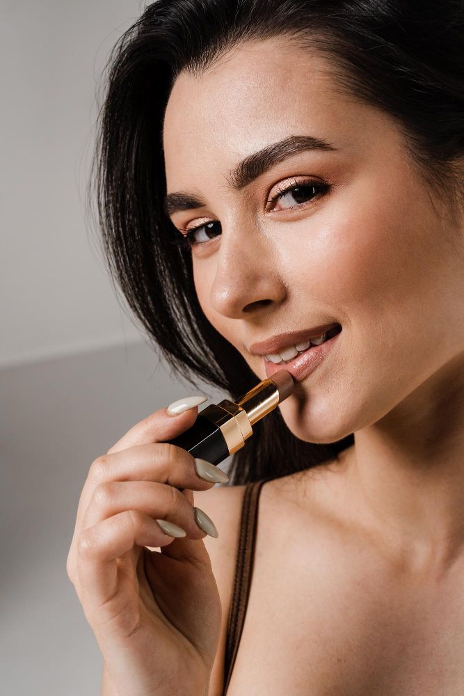 Brązowa pomadka na jesień – odcień czekoladowy, karmelowy lub espresso na ustach