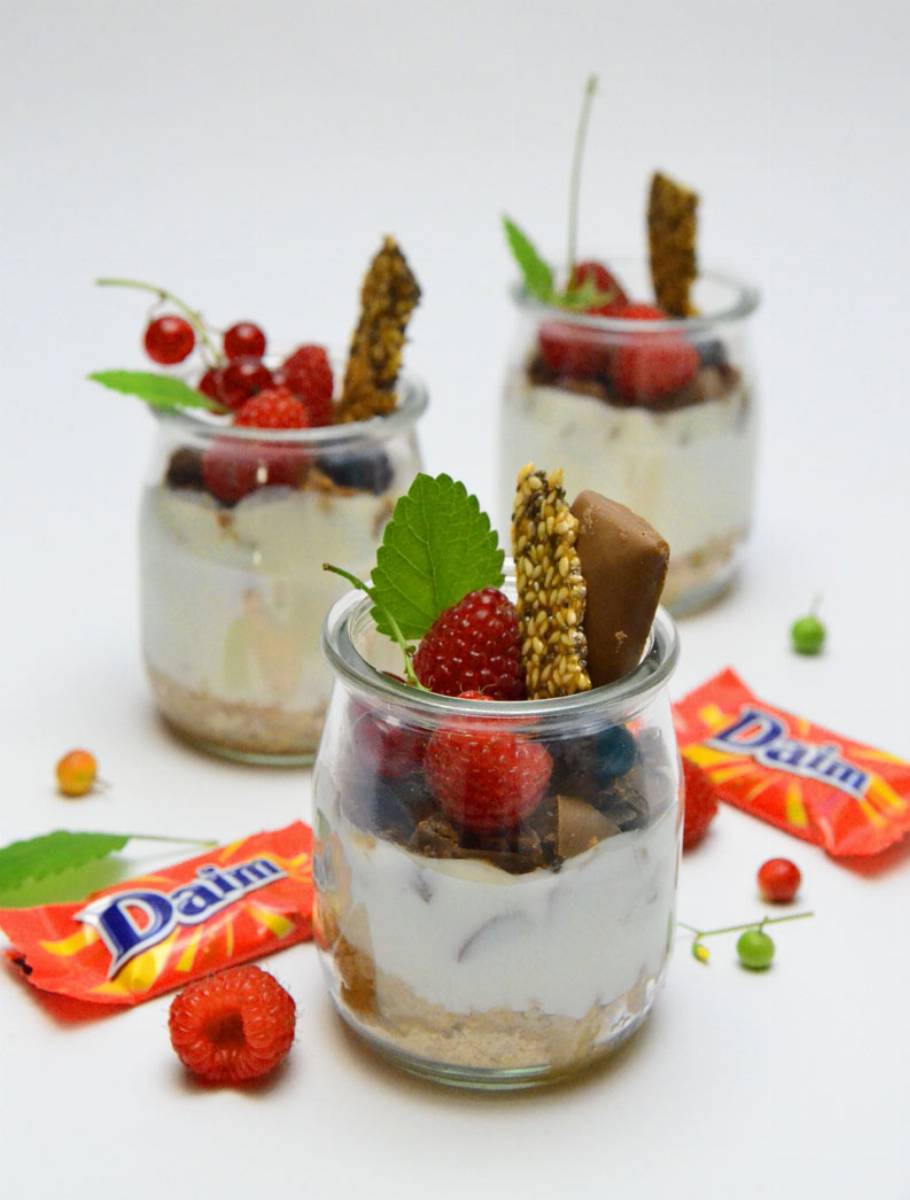 deserek_sloiczkowy_z_chia_sezamem_i_batonikami_daim_mini_1