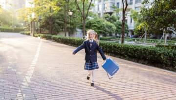 dziecko biegnie do szkoły