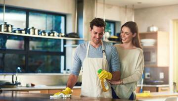 mężczyzna i kobieta sprzątają w domu