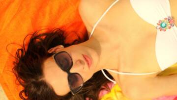 Szczęśliwa piękna kobieta korzystających z wakacji na plaży