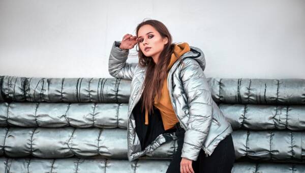 warstwowe stylizacje z puchowa kurtką