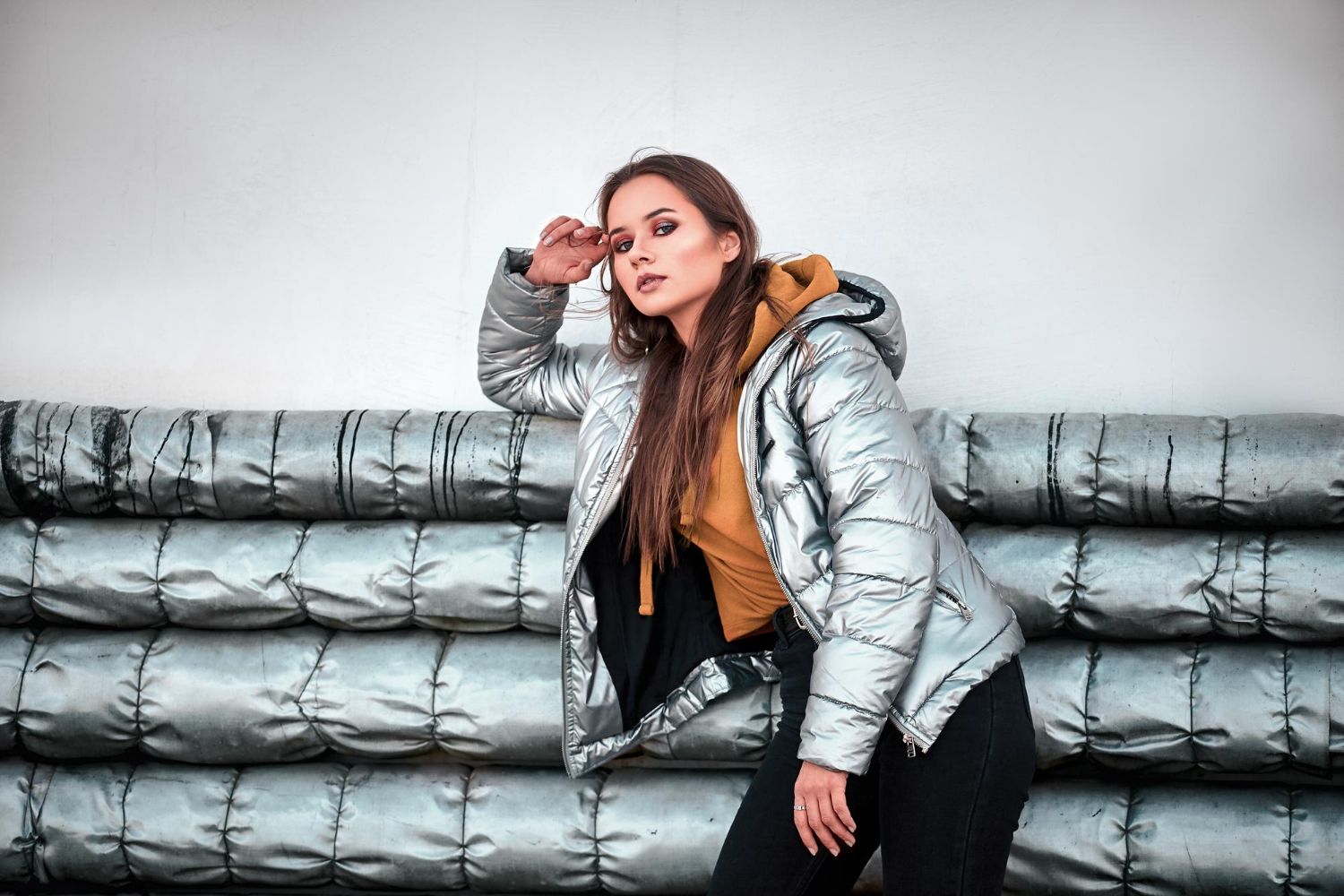 warstwowe stylizacje z puchowa kurtką