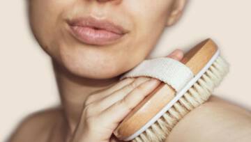 Szczotkowanie ciała na sucho i suchy masaż twarzy - ten masaż warto wykonywać!