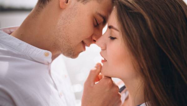 całująca się para