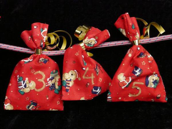 jak zrobić kalendarz adwentowy DIY - zawieszone woreczki