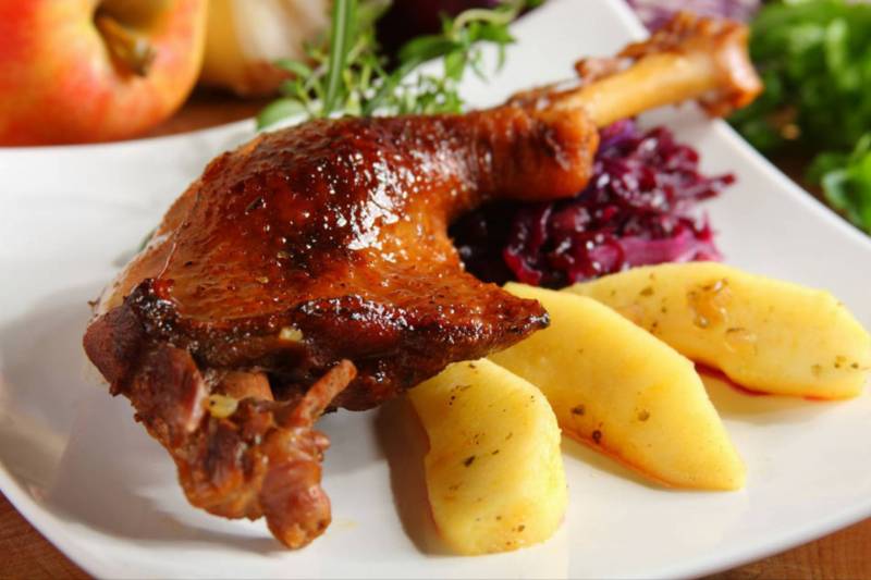 Udka gęsie duszone z jabłkami