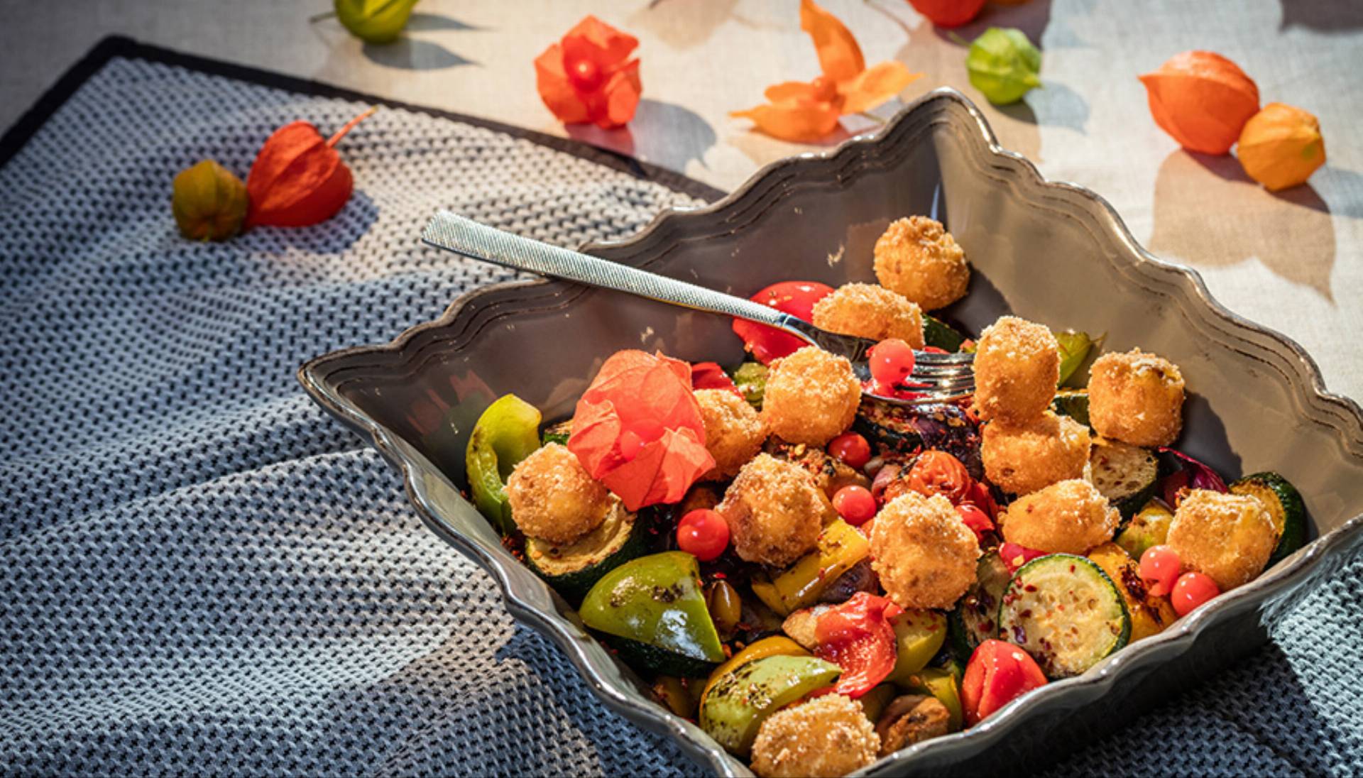 jesienna-salatka-z-grillowanymi-warzywami-i-kostkami-sera-fot-msm-monki-3