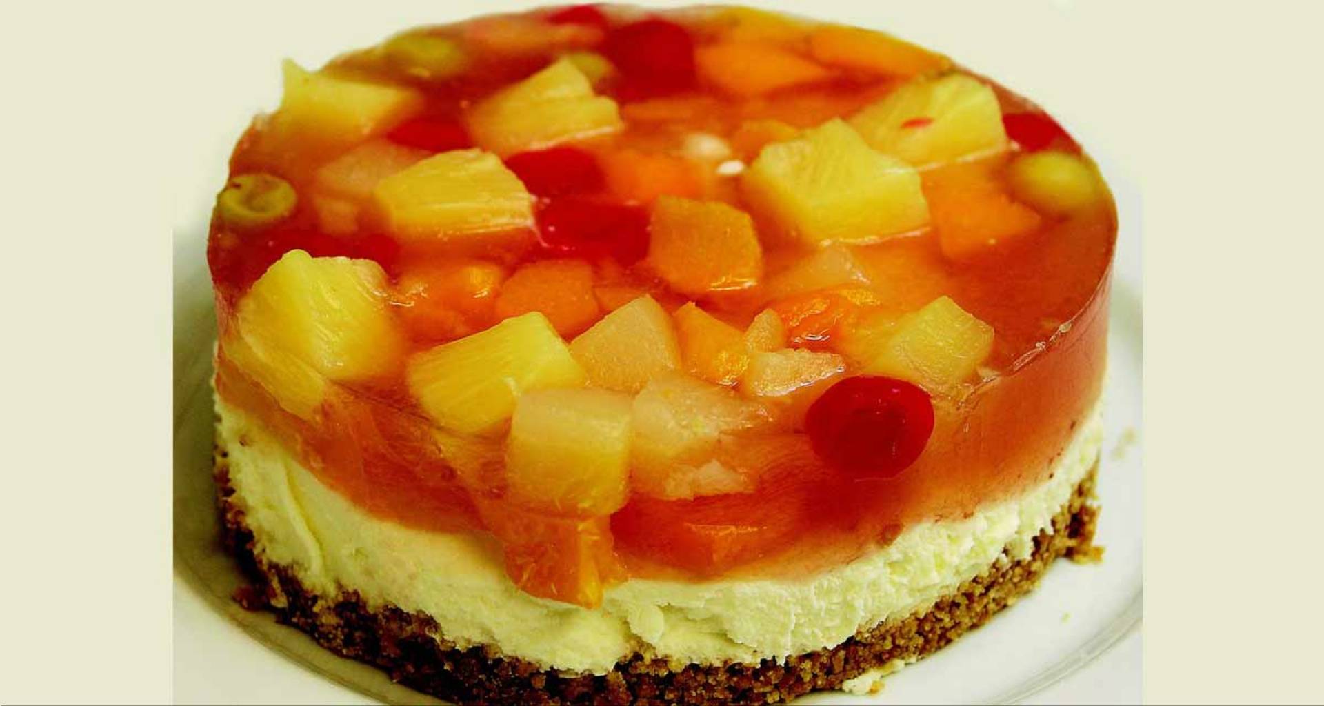 Ciasto bez pieczenia: Sernik jogurtowy z brzoskwiniami i czekoladą 