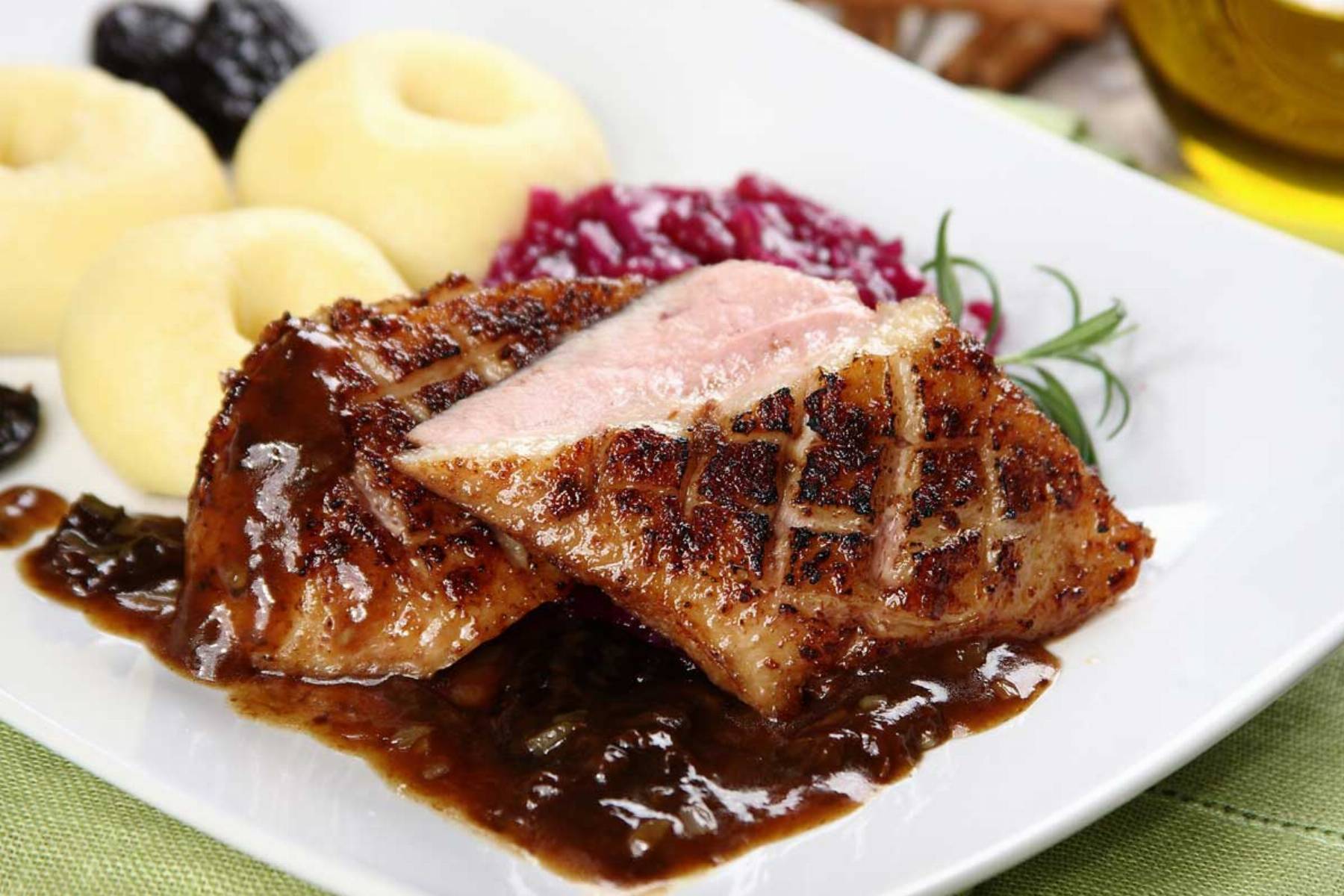 Piersi z kaczki z sosem 