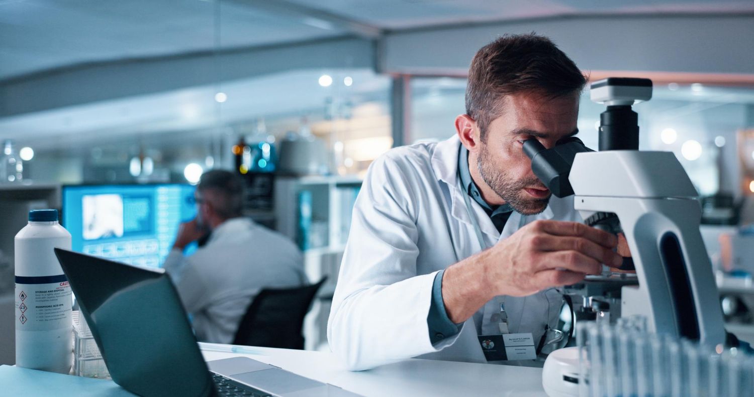 naukowiec badający plemniki w laboratorium pod mikroskopem