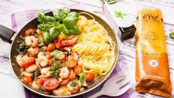 Spaghetti bezglutenowe z krewetkami i jarmużem