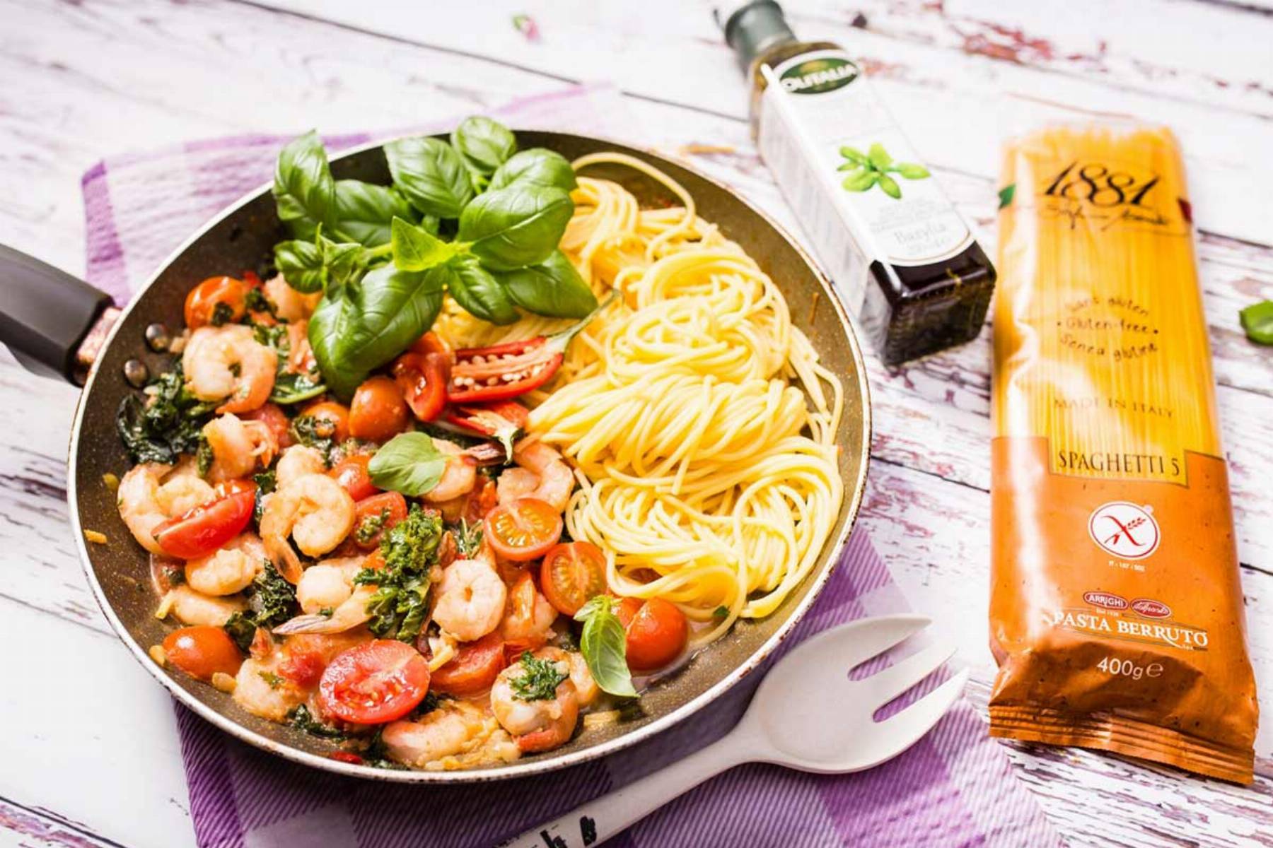 Spaghetti bezglutenowe z krewetkami i jarmużem KobietaMag.pl