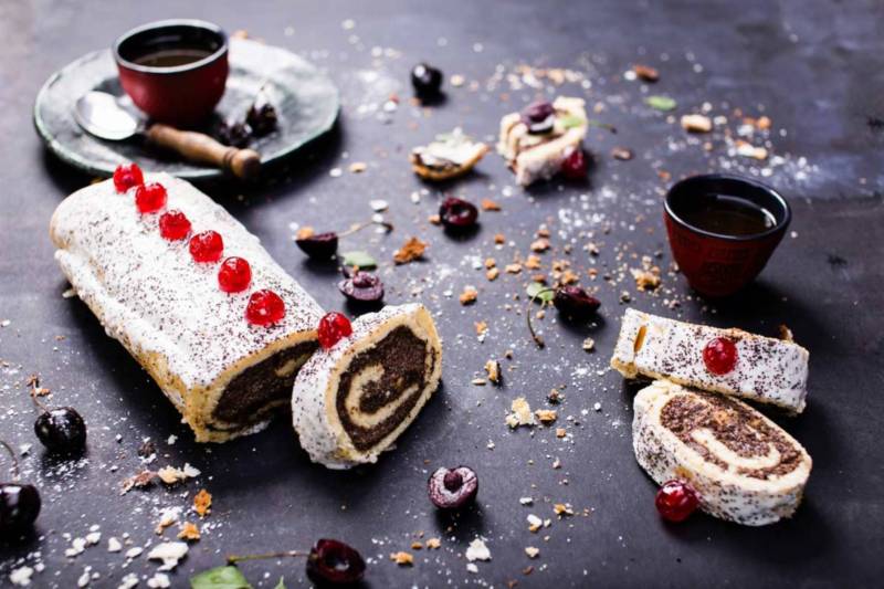 Wielkanocna strucla biszkoptowa z makiem i bakaliami