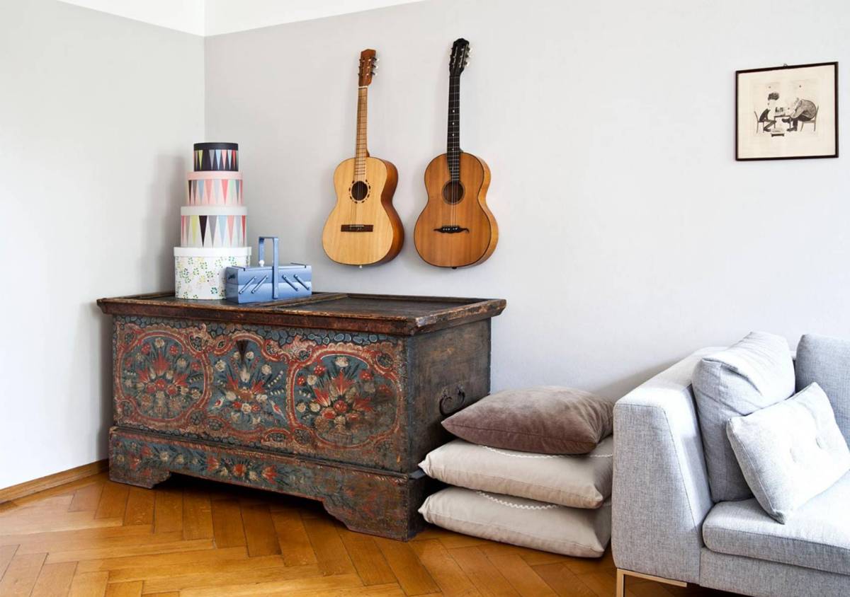 malowana komoda z wiszącymi nad nią gitarami