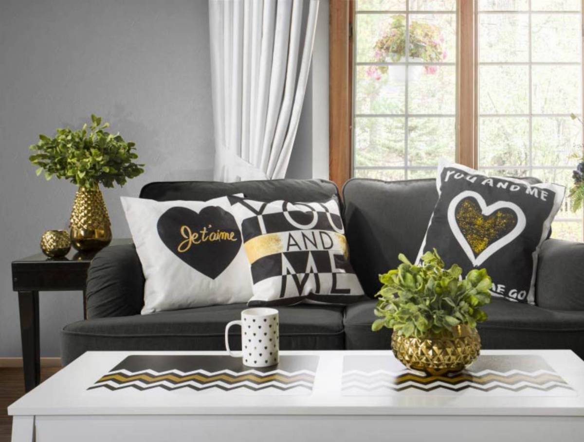 ułożenie poduszek na kanapie