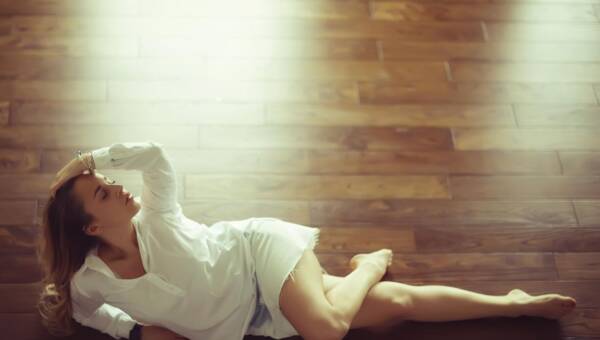 ubrana na biało leżąca kobieta