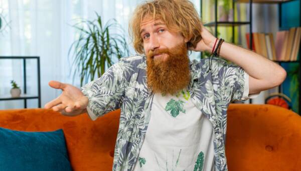 Zdezorientowany, biały, rudy mężczyzna